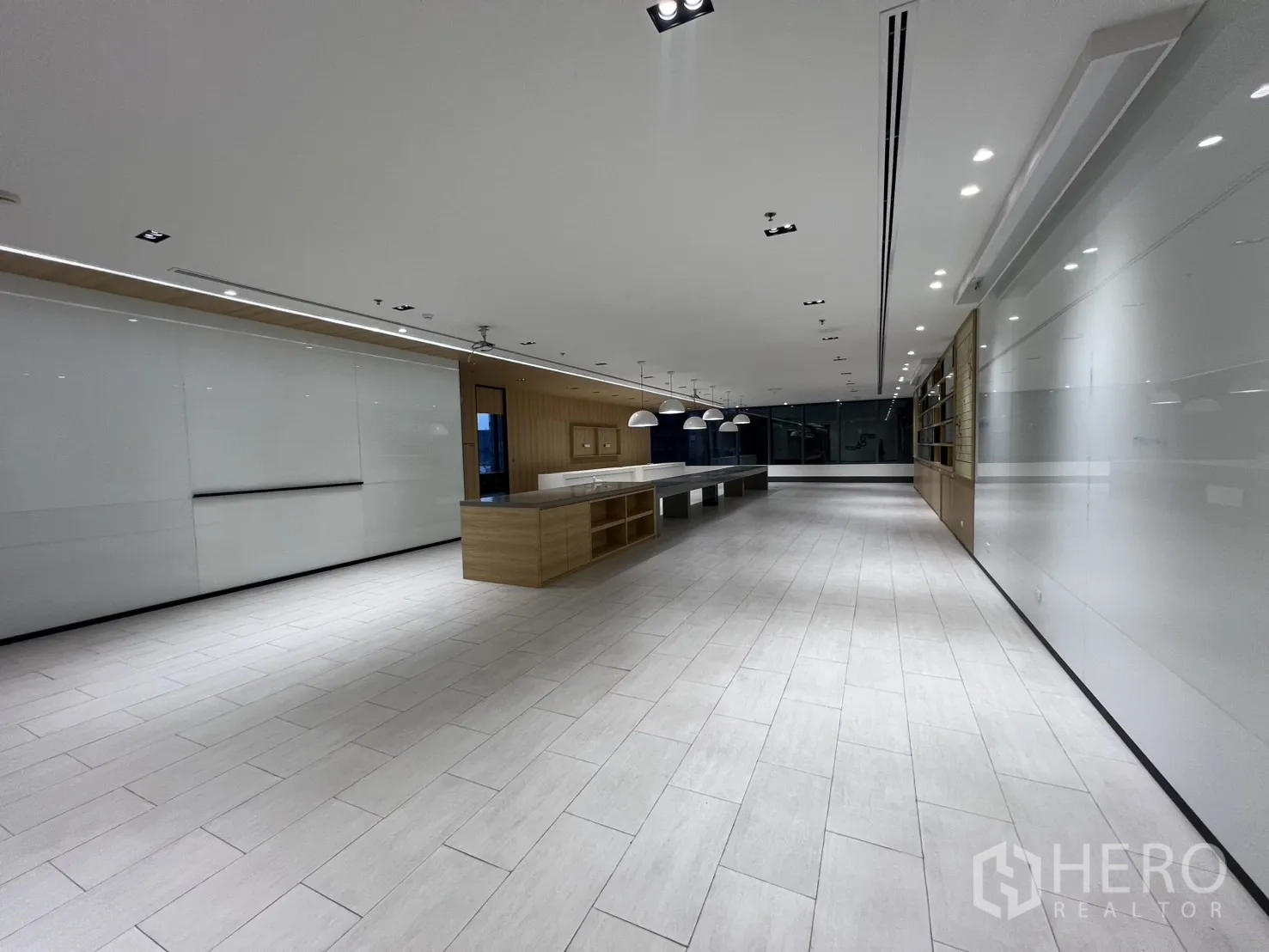 สำนักงาน ให้เช่าในHuai Khwang, Bangkok - โซนแพนทรีและคอลลาบอเรชัน พื้นกระเบื้อง โต๊ะยาว และโคมแขวนทรงโดม