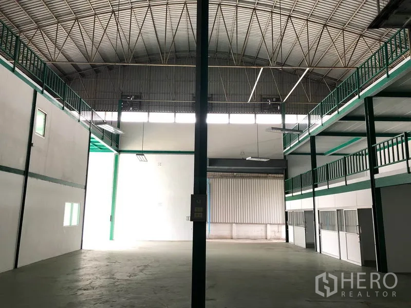 工厂 出租在Lam Luk Ka, Pathum Thani - 高挑仓库大厅，拱形钢构屋顶与夹层步道