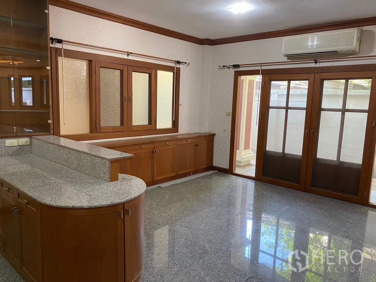 Detached House for rent in Watthana, Bangkok - Family dining area with granite counters and double sliding doors.