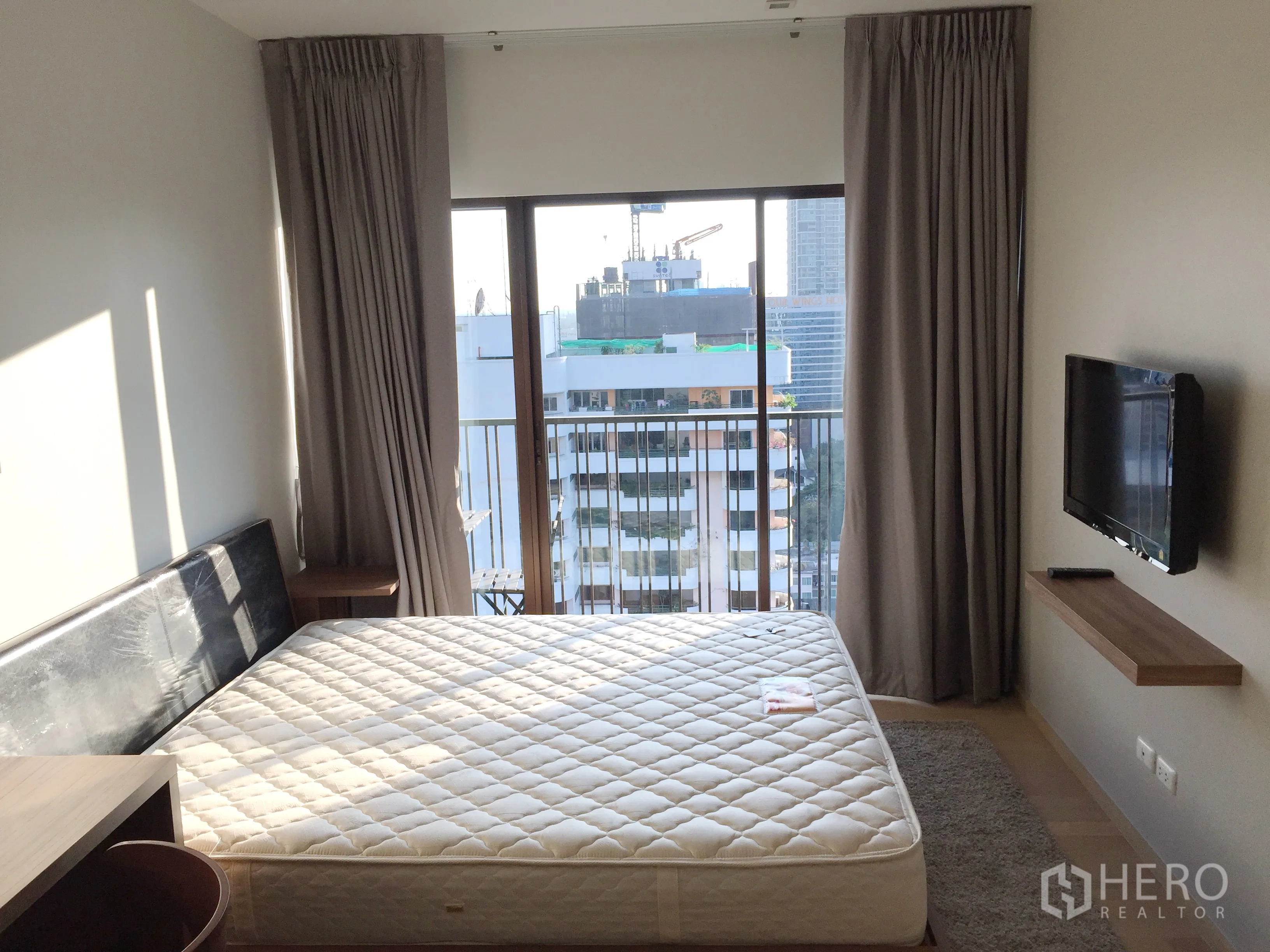 公寓 出租在Bangkok - 卧室设落地窗，观城市景色，墙挂式电视