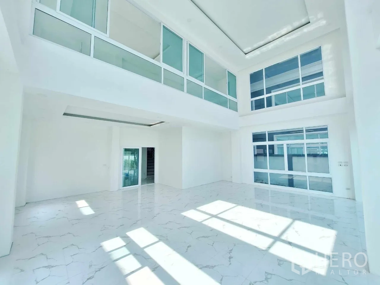 办公空间 出售在Bueng Kum, Bangkok - 宽敞展厅式大厅，夹层玻璃与纯白内饰。