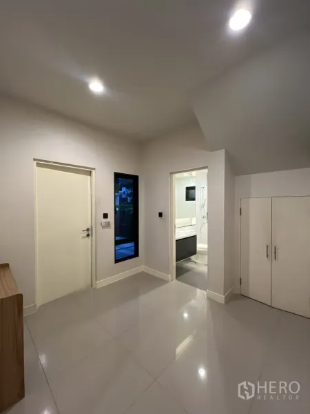 Detached House for rent or sale in Bang Kapi, Bangkok - Bright ground-floor foyer with bathroom access and storage under the stairs.
