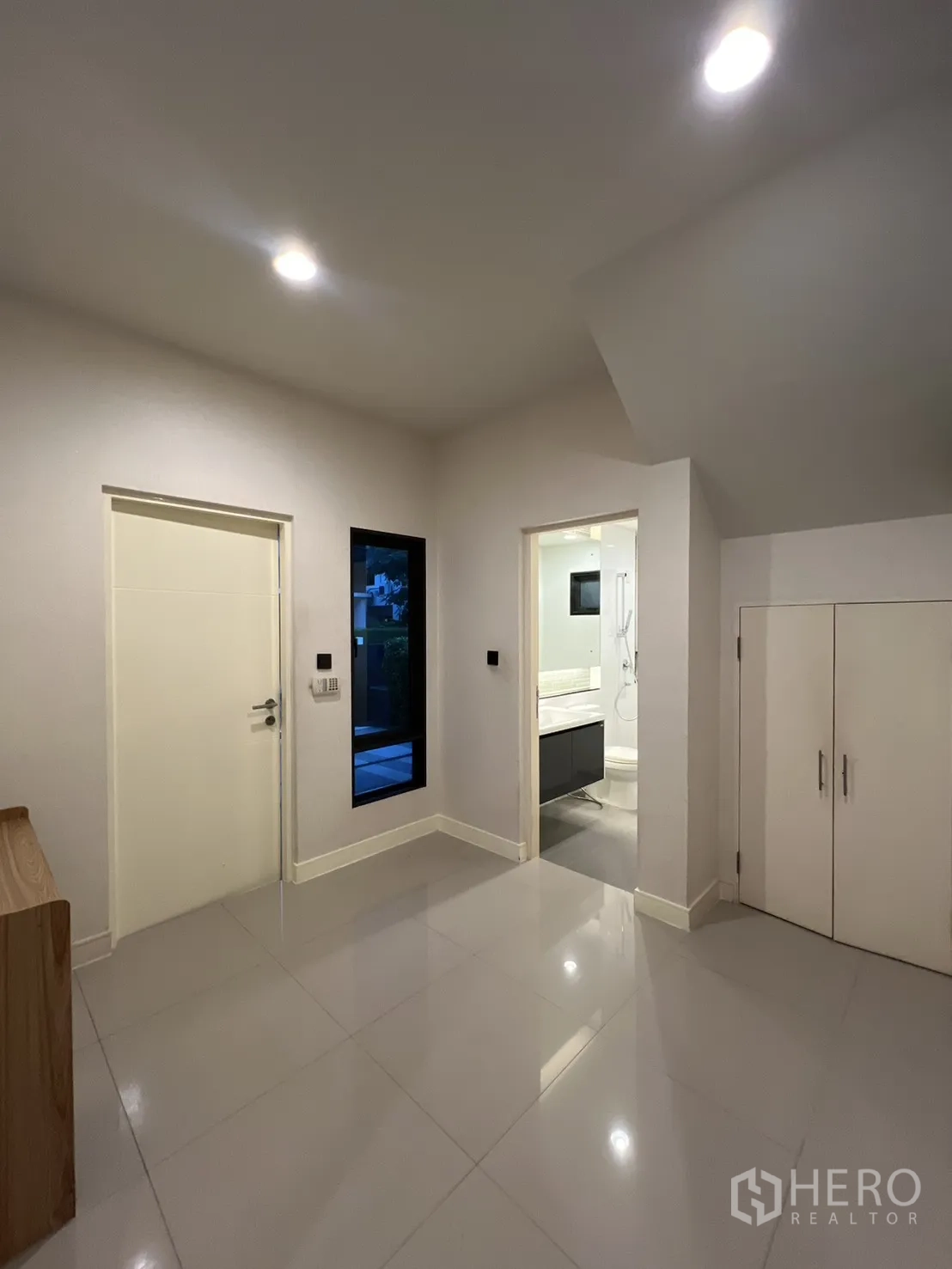 Detached House for rent or sale in Bang Kapi, Bangkok - Bright ground-floor foyer with bathroom access and storage under the stairs.