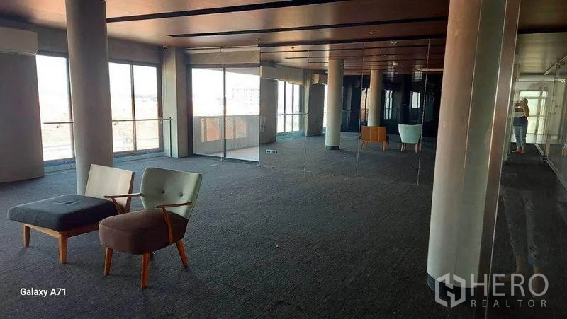 带办公室的家 出租在Nong Khaem, Bangkok - 开放式办公楼层，铺地毯，结构柱与整面窗墙。