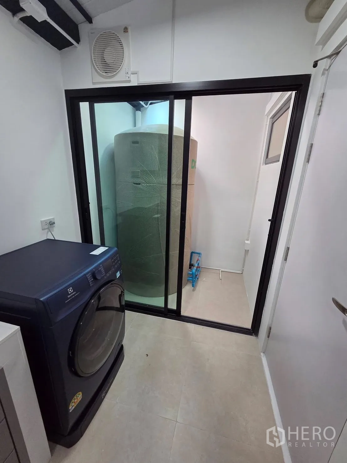 ทาวน์เฮาส์ for rent in Bang Phli, Samut Prakan - ห้องซักล้างพร้อมเครื่องซักผ้าและประตูกระจกเลื่อนไปยังพื้นที่ยูทิลิตีที่มีถังเก็บน้ำ
