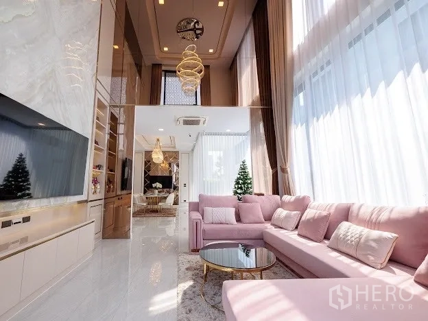 บ้าน ขายในPrawet, Bangkok - พื้นที่นั่งเล่นหน้าต่างสูงโปร่ง โคมแชนเดอเลียร์ เชื่อมต่อโซนรับประทานอาหาร