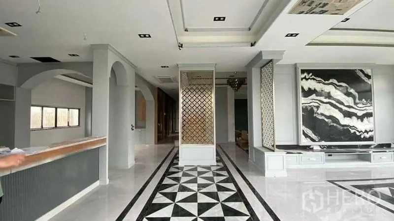 独立式住宅 出售在Mueang Nonthaburi, Nonthaburi - 开放式客餐厅，拱形结构、花格隔断与几何地面装饰。