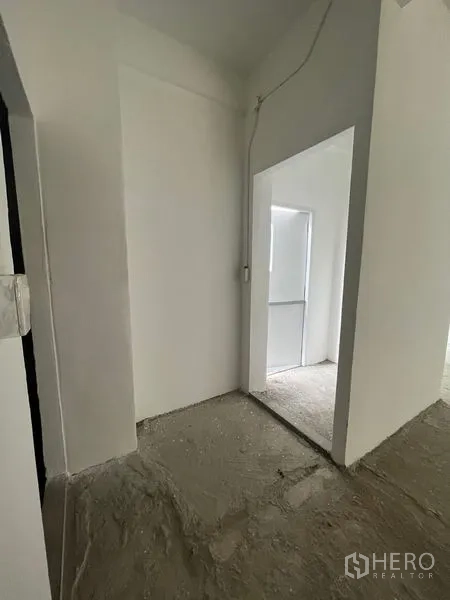 店屋 出租在Bang Rak, Bangkok - 通往采光良好侧房的门洞