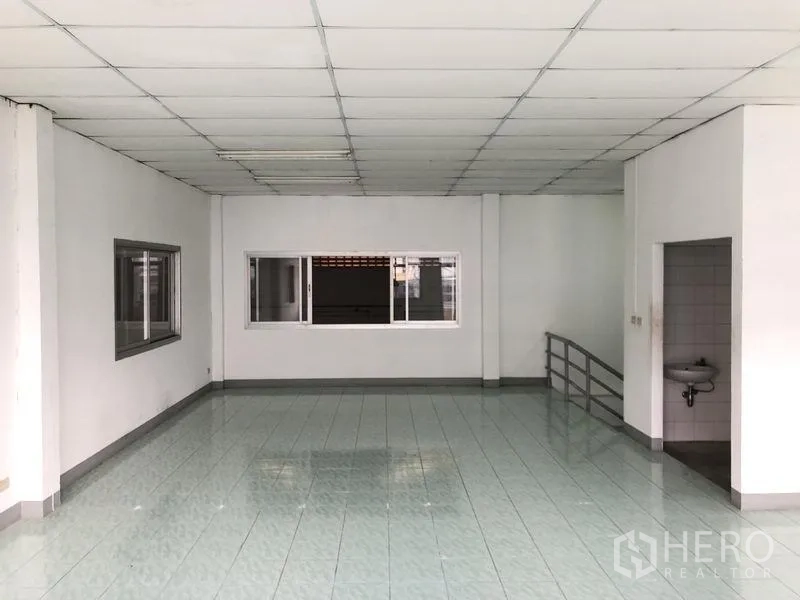 工厂 出租在Pathum Thani - 二层办公室，设有观望仓库的窗户和就近洗手间。