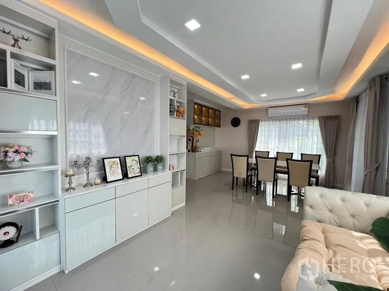 บ้าน ให้เช่าหรือขาย - ห้องนั่งเล่น‑รับประทานอาหารพร้อมตู้บิวท์อินและไฟซ่อน