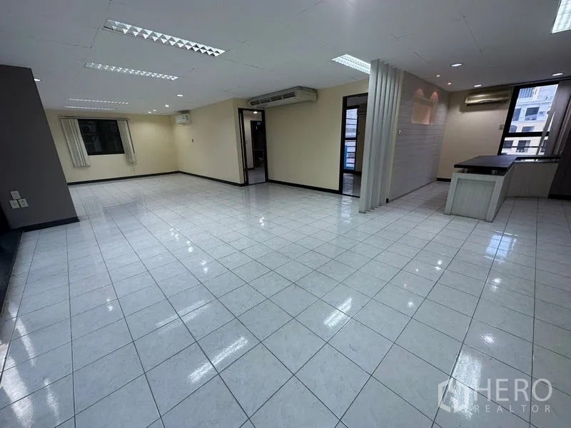 Office Space for rent in Bang Rak, Bangkok - Large open-plan office with glossy tile floors, ceiling lights and separate rooms for meetings.