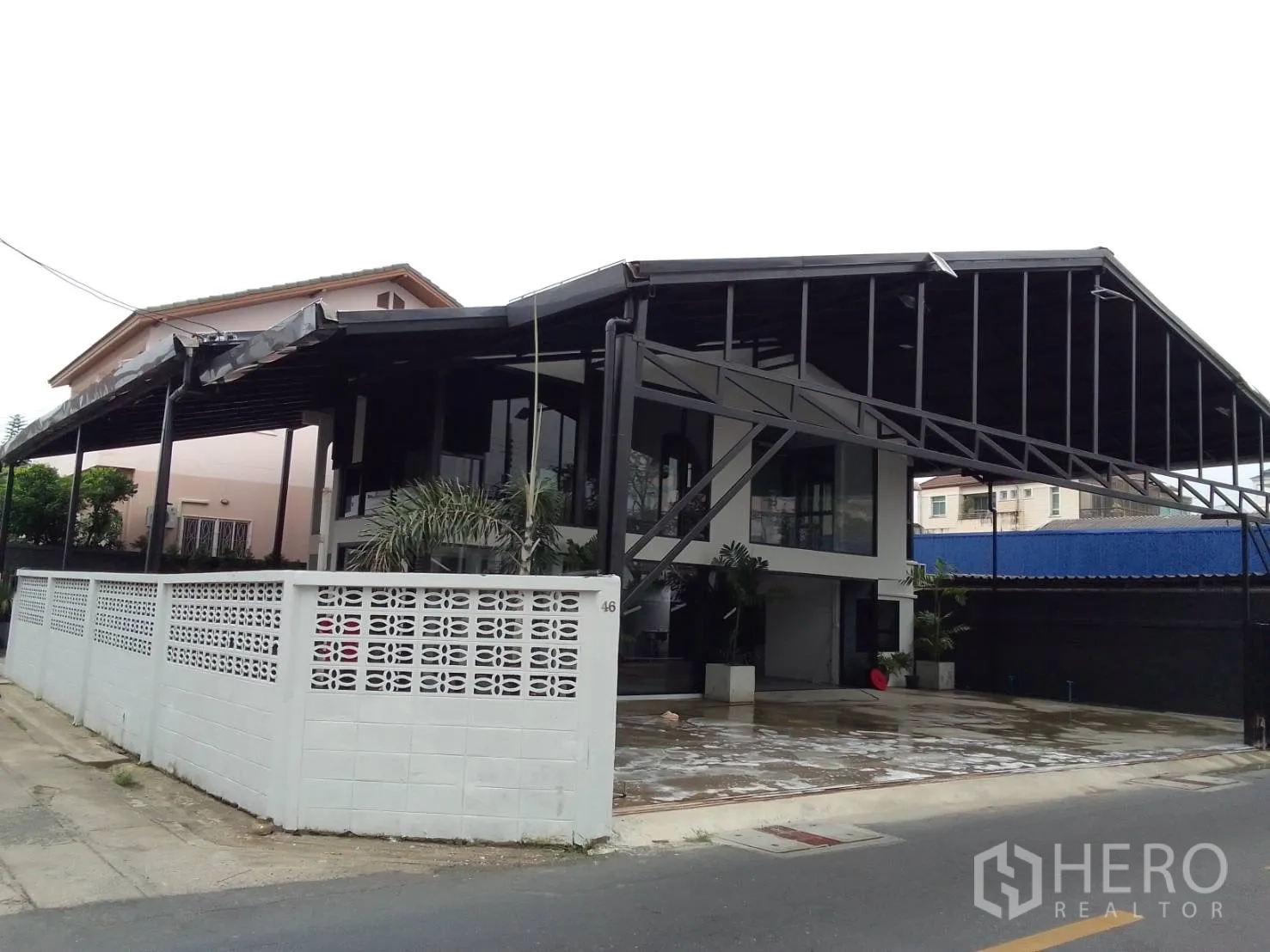 带办公室的家 出租在Wang Thonglang, Bangkok - 建筑侧立面，长雨棚屋顶与围墙清晰可见