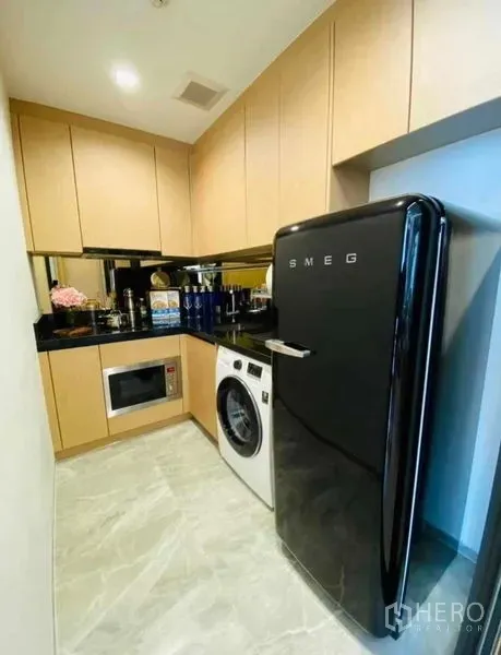 คอนโด ให้เช่าในWatthana, Bangkok - ครัวบิลต์อินขนาดกะทัดรัด พร้อมเตาไมโครเวฟ ตู้เย็น SMEG และเครื่องซักผ้า