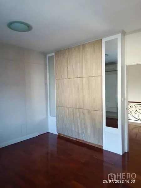บ้าน ขายในPrawet, Bangkok - มุมห้องนอนพร้อมผนังลอนตกแต่งและกระจกเงา