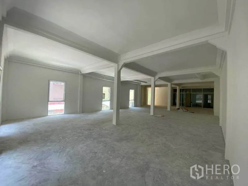 Retail Space for rent in Khlong Toei, Bangkok - Open retail floor plate with high ceilings and several window bays.
