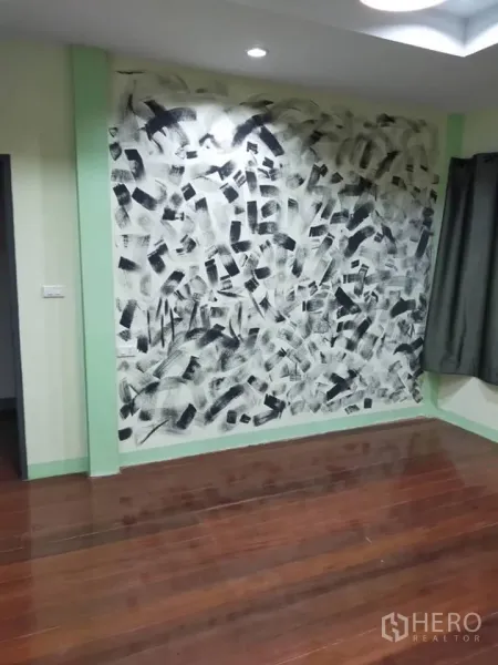 บ้าน ให้เช่าในWatthana, Bangkok - ห้องนอนพื้นไม้เงางาม ผนังลายศิลป์ และไฟฝ้าเพดาน