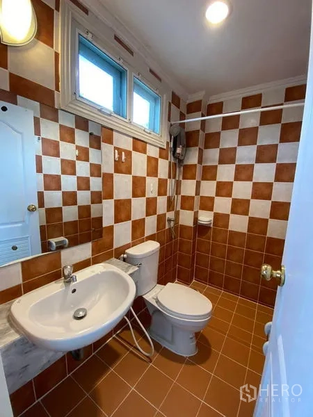 Townhouse for rent or sale in Mueang Samut Prakan, Samut Prakan - Guest bathroom with brown and white checkerboard tiles.