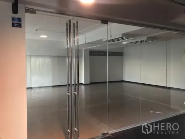 สำนักงาน ให้เช่าในWatthana, Bangkok - ทางเข้าออฟฟิศผนังกระจก เปิดสู่พื้นที่ทำงานโล่งพร้อมไฟเพดาน