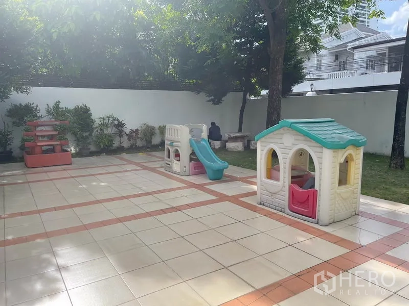 อพาร์ทเมนท์ ให้เช่าในKhlong Toei, Bangkok - ลานเด็กเล่นกลางแจ้งปูกระเบื้อง มีสไลเดอร์และบ้านเด็ก ใกล้สวน