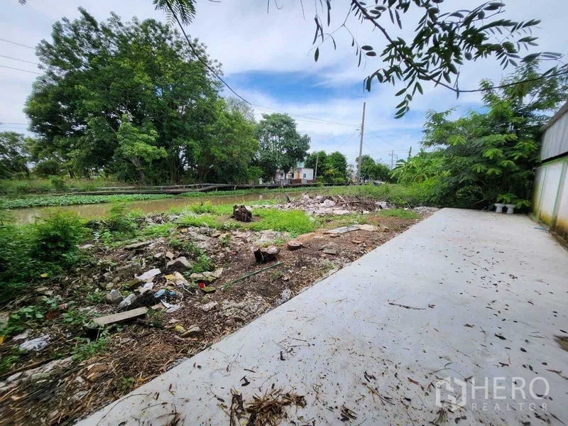 คลังสินค้า ให้เช่าในLat Krabang, Bangkok - ลานคอนกรีตด้านหลังติดคลองและสวนต้นไม้