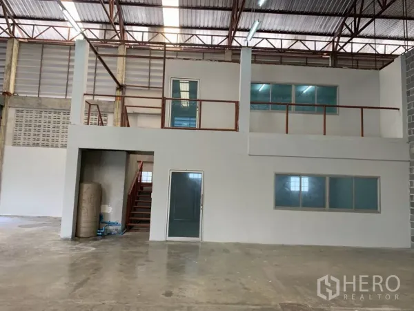 货栈 出租在Min Buri, Bangkok - 仓库内部带夹层办公室，玻璃窗与高钢结构屋顶。