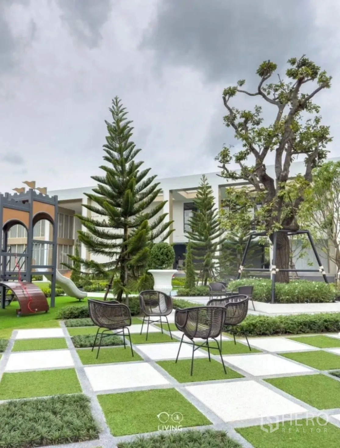 联排别墅 for rent in Suan Luang, Bangkok - 社区景观花园设座椅、儿童游乐设施与乔木。