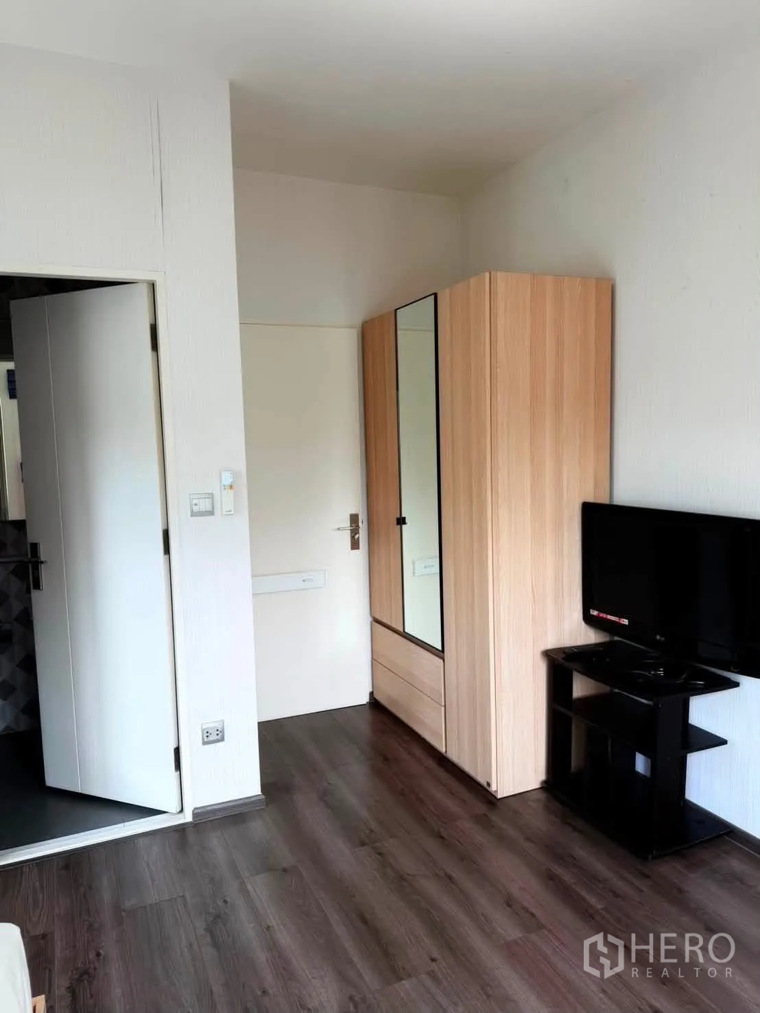 บ้านเดี่ยว for rent in Bang Phli, Samut Prakan - มุมห้องนอนมีตู้เสื้อผ้า ทีวีจอแบน และทางเข้าประตู