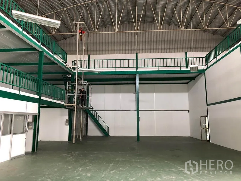 工厂 出租在Lam Luk Ka, Pathum Thani - 厂内夹层平台，配货运升降与绿色护栏