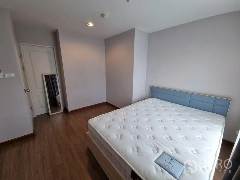 คอนโด ให้เช่าในHuai Khwang, Bangkok - มุมห้องนอนหลัก เตียงคิงและกระจกแบบตั้งพื้น