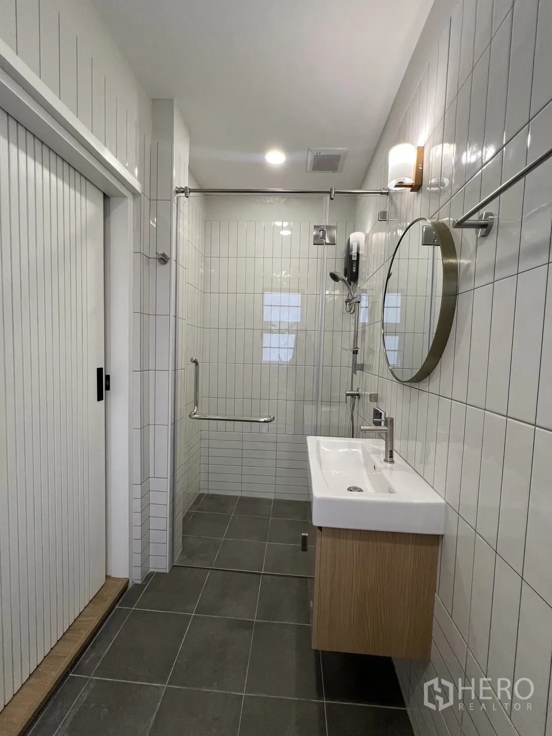 Detached House for rent in Saphan Sung, Bangkok - Second bedroom with single bed and rattan wardrobe.