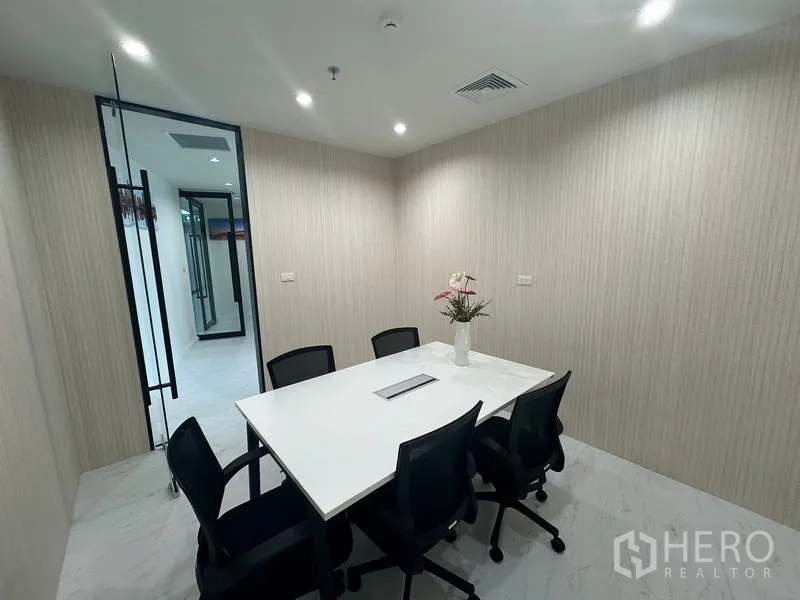 สำนักงาน ให้เช่า - ห้องประชุมสว่าง โต๊ะ 6 ที่นั่ง ผนสีนวลและไฟฝ้า