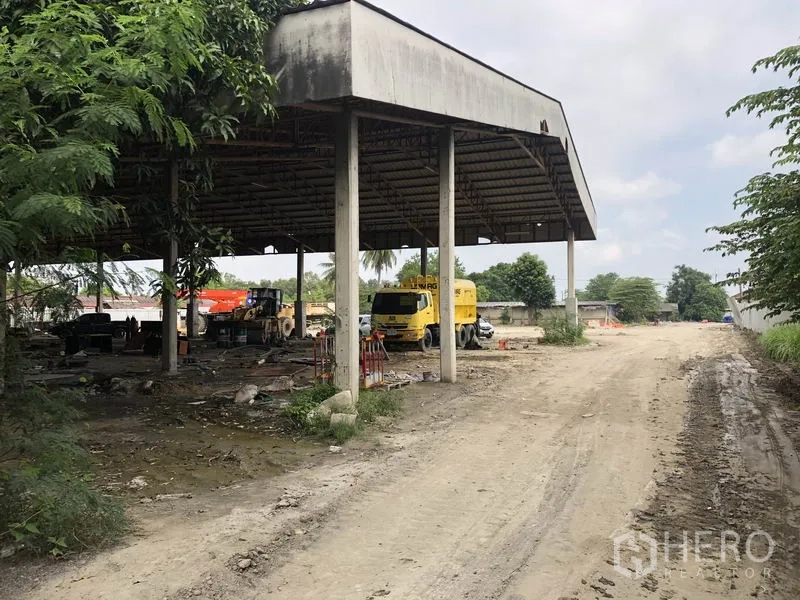 โรงงาน ให้เช่าในPhra Nakhon Si Ayutthaya - โรงเรือนคลุมหลังคา เสาคอนกรีต ภายในมีรถจอด ติดทางเข้า-ออกลูกรังกว้าง