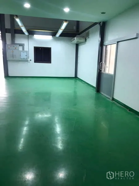 工厂 出租在Bang Phli, Samut Prakan - 屋盖厂区内的仓库车间，宽阔通道与立面
