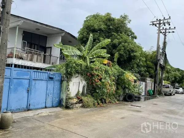 独立式住宅 出售在Khlong Toei, Bangkok - 帕卡农安静小巷中的两层独栋，带阳台、蓝色金属大门与茂密绿植。