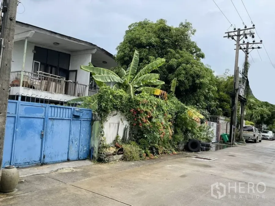 独立式住宅 出售在Khlong Toei, Bangkok - 帕卡农安静小巷中的两层独栋，带阳台、蓝色金属大门与茂密绿植。