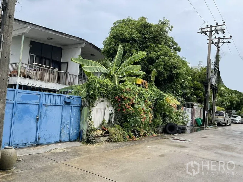 独立式住宅 出售在Khlong Toei, Bangkok - 帕卡农安静小巷中的两层独栋，带阳台、蓝色金属大门与茂密绿植。