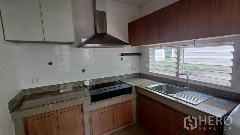 บ้าน ขายในPrawet, Bangkok - ครัวรูปตัวยู ท็อปหินแกรนิต เครื่องดูดควัน และตู้เก็บของครบ