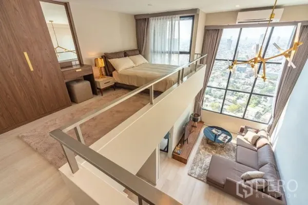 公寓 出租在Sathon, Bangkok - 夹层卧室俯瞰明亮客厅，大幅景观窗与天际线视野。