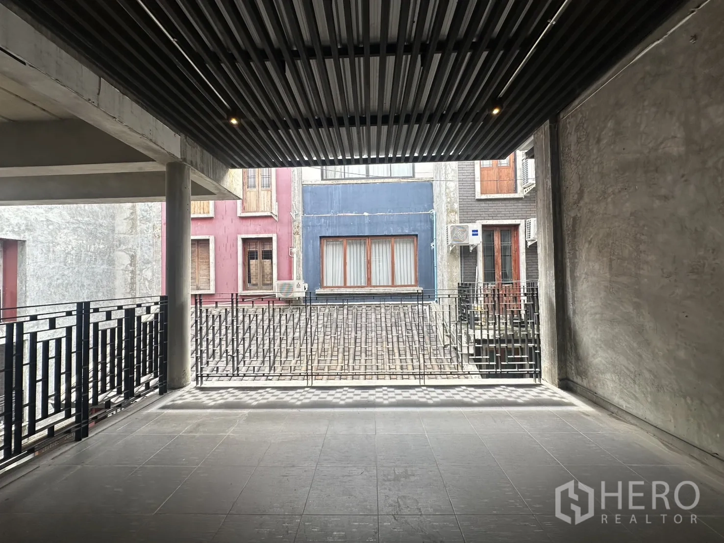 带办公室的家 出租在Pathum Wan, Bangkok - 半室外连廊露台，金属格栅天花与栏杆