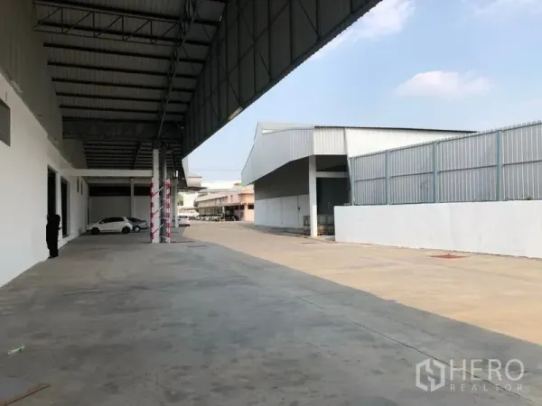คลังสินค้า ให้เช่าในPak Kret, Nonthaburi - พื้นที่โหลดสินค้าพร้อมชายคายาวติดตัวโกดังและลานกว้างสำหรับจอดรถ