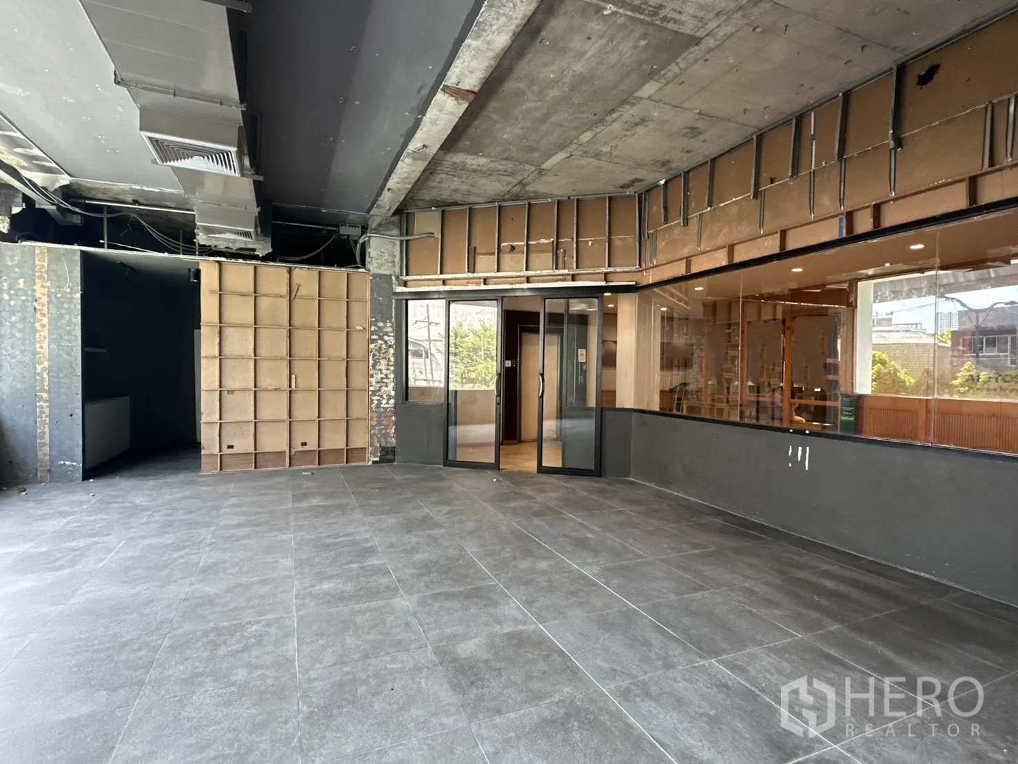 พื้นที่ขายของ for rent in Watthana, Bangkok - ฮอลล์ค้าปลีกโล่งกว้าง ปูกระเบื้องสีเทา เพดานโชว์งานดักท์.