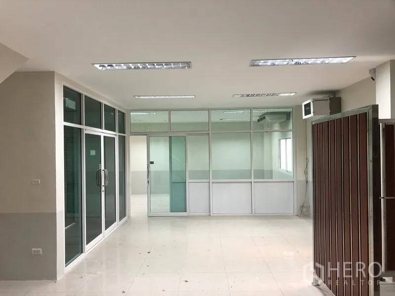 工厂 出租在Samut Prakan - 厂房旁的一层办公室，玻璃隔间与推拉门，地面为瓷砖。
