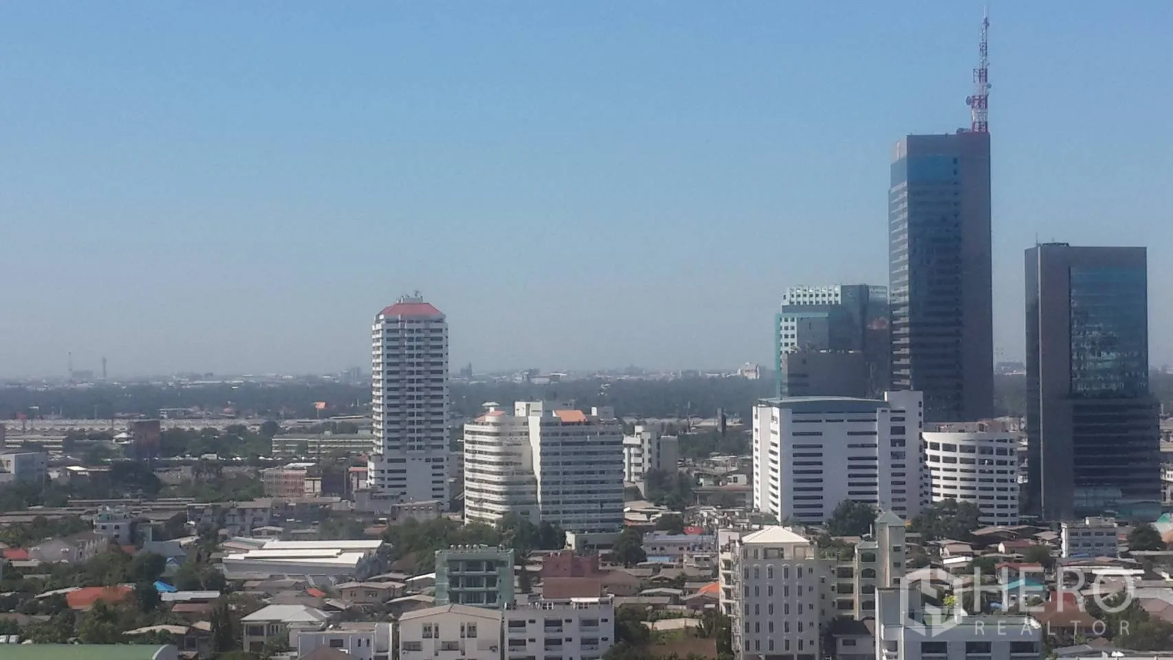 คอนโด ให้เช่าในKhlong Toei, Bangkok - วิวสกายไลน์กรุงเทพฯ จากระเบียงคอนโดชั้นสูง