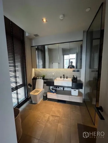 公寓 出租在Watthana, Bangkok - 浴室配大镜面、洗手台、马桶与百叶窗
