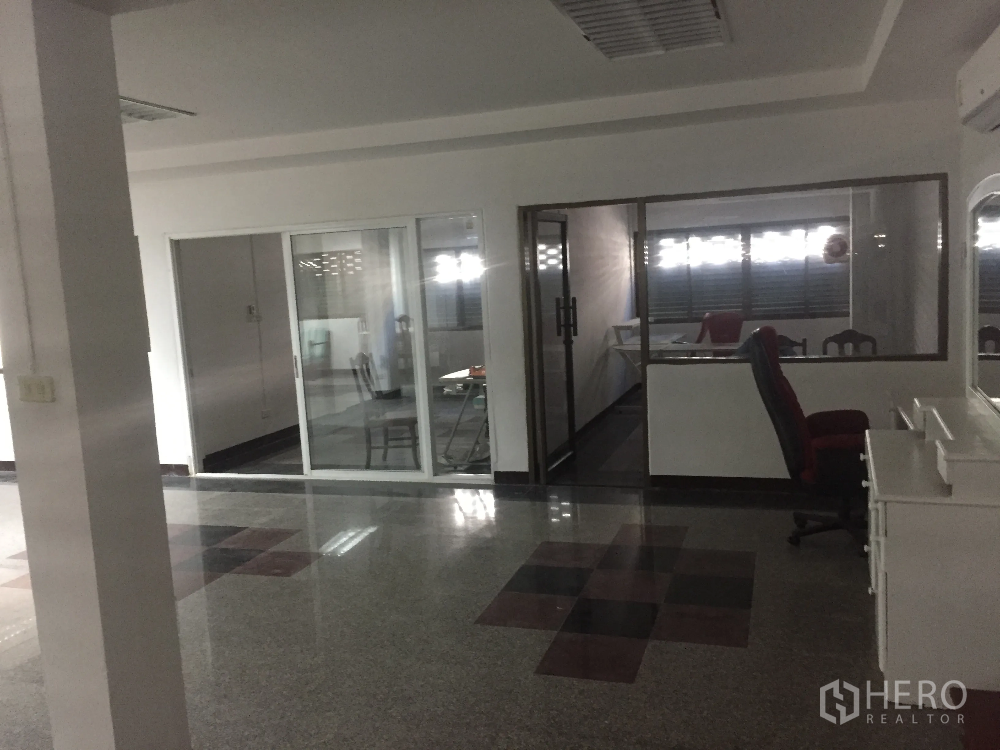สำนักงานที่บ้าน ให้เช่าในWatthana, Bangkok - ประตูกระจกบานเลื่อนเชื่อมห้องประชุมและมุมทำงานภายในออฟฟิศ