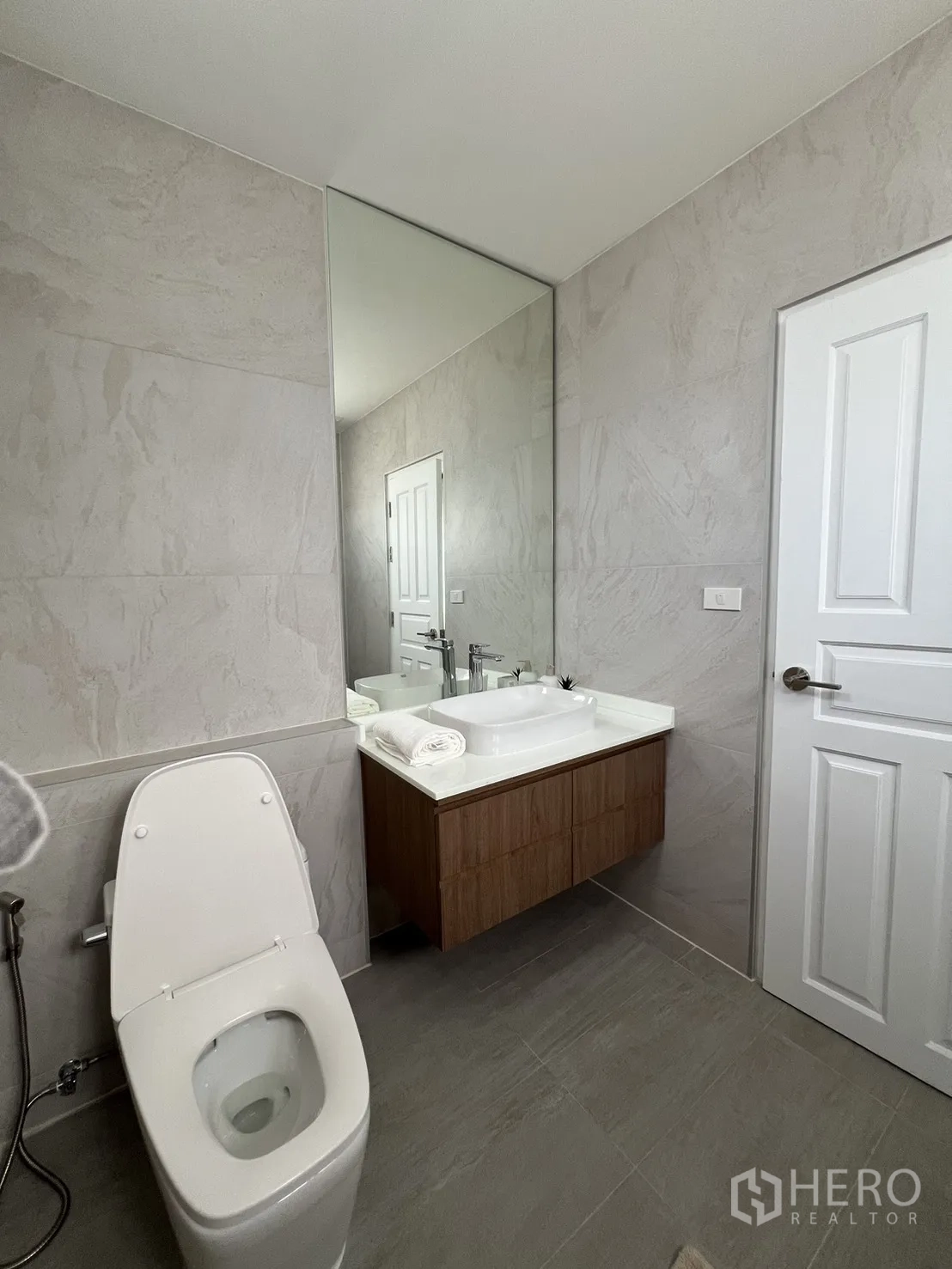 Detached House for rent in Mueang Samut Prakan, Samut Prakan - Bright secondary bedroom with bed, chest of drawers and AC.