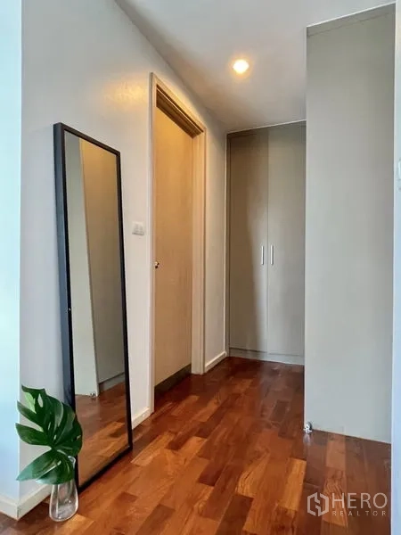 Condominium for rent or sale in Khlong Toei, Bangkok - Hallway with full-length mirror and built-in closet storage.
