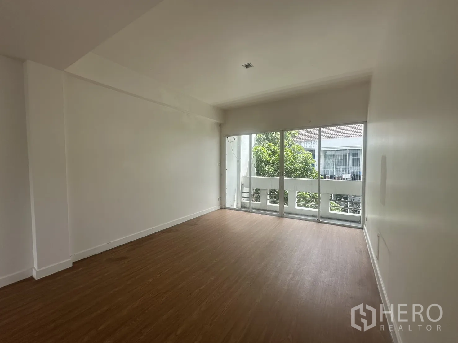 โฮมออฟฟิศ for rent in Watthana, Bangkok - ห้องนอนหรือออฟฟิศกว้างพร้อมหน้าต่างและวิวระเบียง.