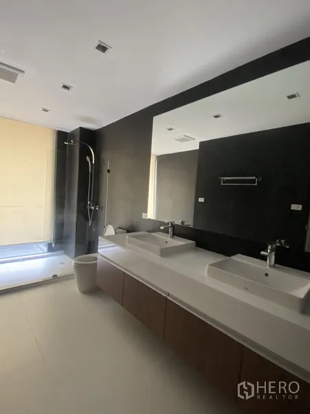 สำนักงานที่บ้าน ให้เช่าหรือขาย - ห้องน้ำสไตล์โมเดิร์น อ่างล้างหน้าคู่ กระจกบานใหญ่ และฝักบัวแบบวอล์กอิน