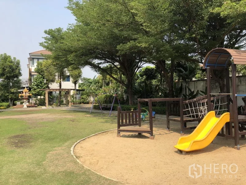 Townhouse for rent in Bang Kapi, Bangkok - Leafy communal park featuring a children’s playground with slide and swings.